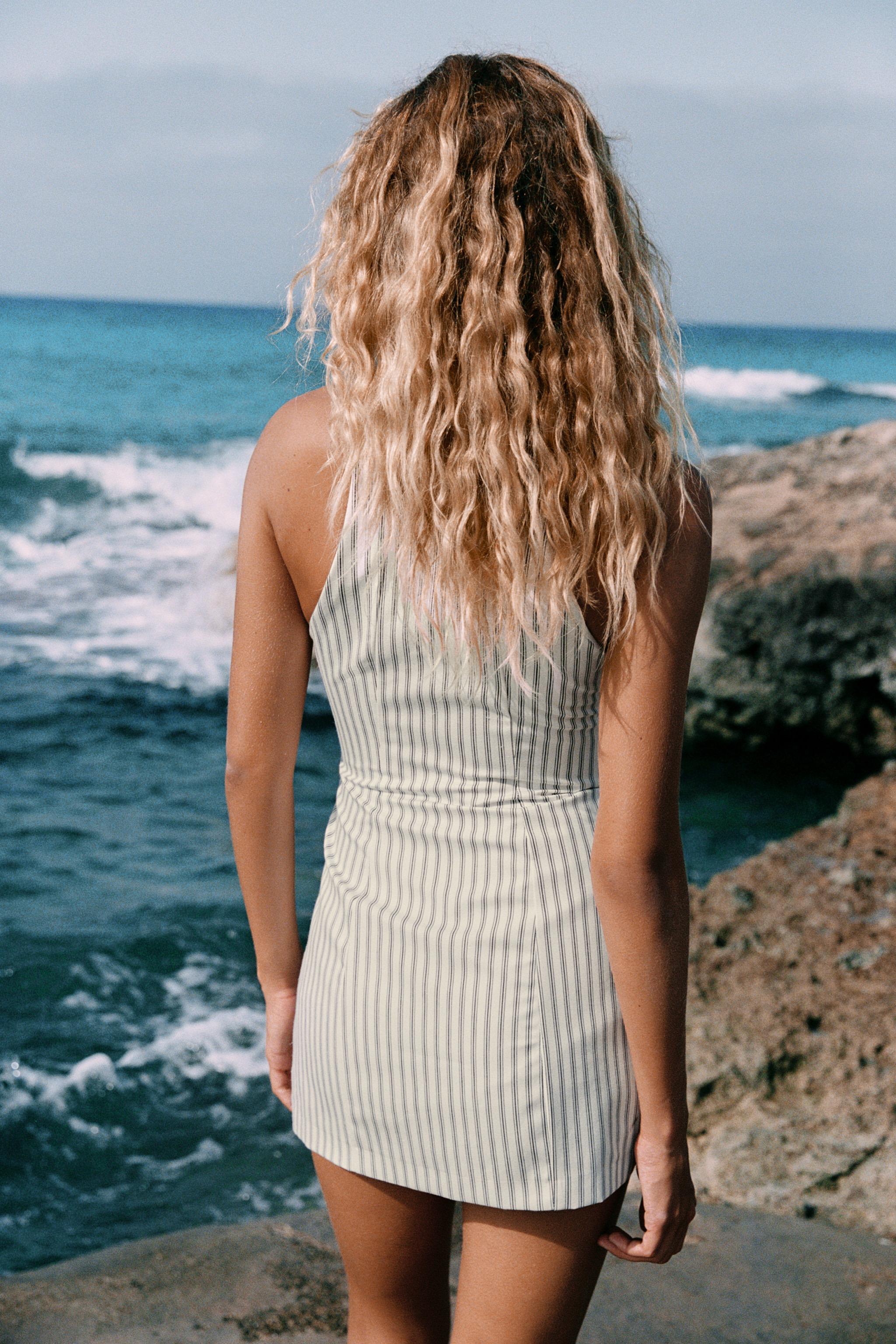 ROBE COURTE RAYÉE À BOUTONS